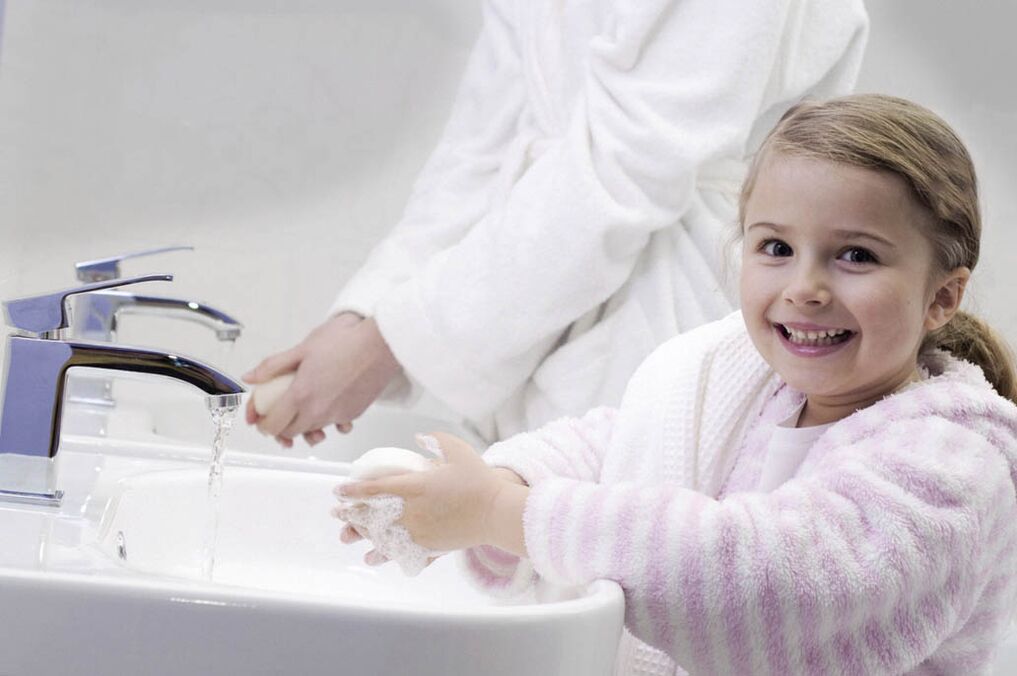 мытьё рук для профилактики заражения глистами